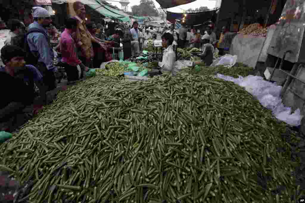 Warga India berbelanja sayuran di kota Ahmadabad.