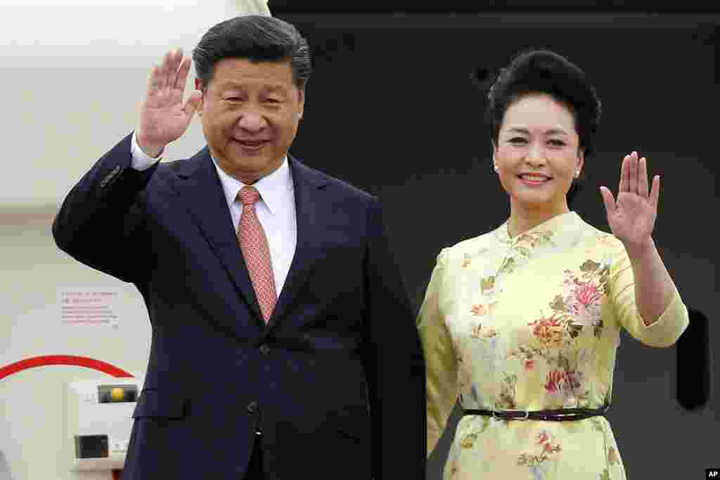 ویتنام کے ہوائی اڈے پر چین کے صدر ژی جنپنگ اپنی اہلیہ کے ہمراہ جہاز سے باہر آ رہے ہیں۔