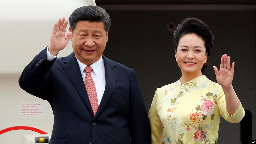 中国国家主席习近平携夫人彭丽媛抵达越南首都河内访问(2015年11月5日)