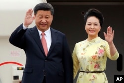中国国家主席习近平携夫人彭丽媛抵达越南首都河内访问(2015年11月5日)