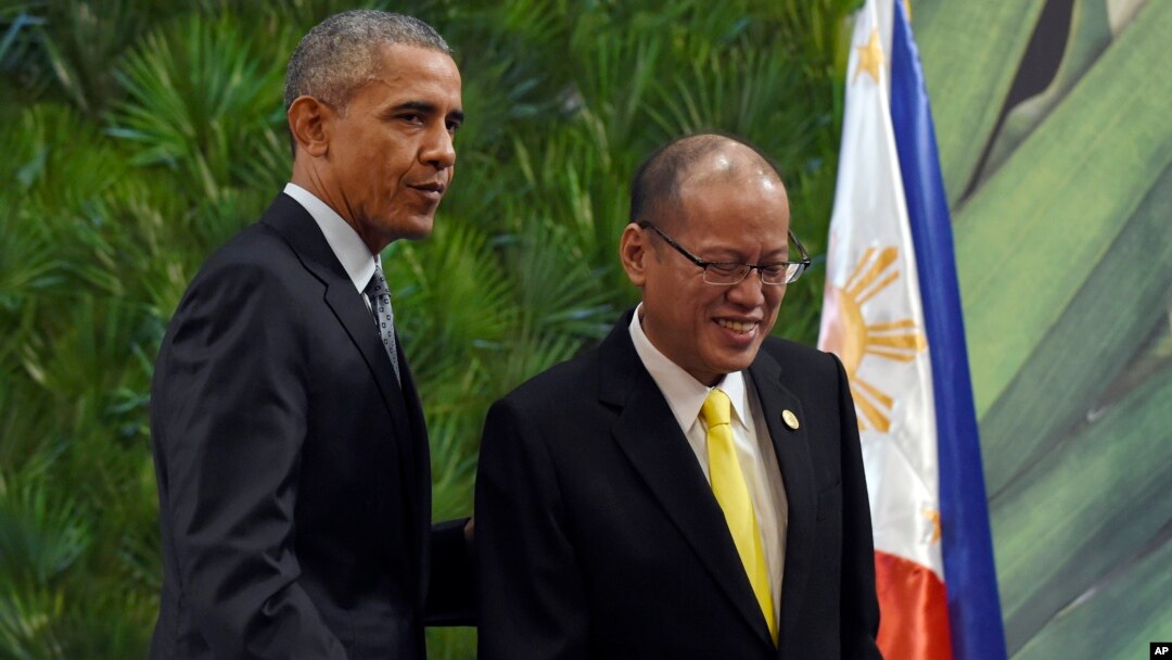 El presidente Barack Obama (izquierda) y el mandatario filipino, Benigno Aquino III, (derecha) durante una conferencia de prensa conjunta en Manila, el miércoles, 18 de noviembre de 2015.

