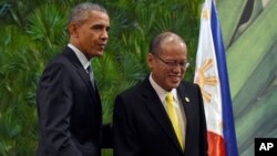 El presidente Barack Obama (izquierda) y el mandatario filipino, Benigno Aquino III, (derecha) durante una conferencia de prensa conjunta en Manila, el miércoles, 18 de noviembre de 2015.
