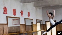 Chengwu Guo as Li in the film "Mao's Last Dancer".