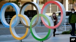 Cincin Olimpiade, simbol pesta olahraga dunia, di sebuah taman di Tokyo, Jepang, 2 Februari 2021. 