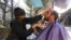 Seorang pria Afghanistan mencukur jenggotnya di sebuah pangkas rambut jalanan di Kabul, Afghanistan 11 Oktober 2017. (Foto: REUTERS/Omar Sobhani)