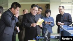 북한 김정은 노동당 위원장이 지난 4월 평양 민들레학습공장을 현지지도했다. 오른쪽 끝에서 메모하는 수행 인사가 조용원 당 조직지도부 부부장이다.