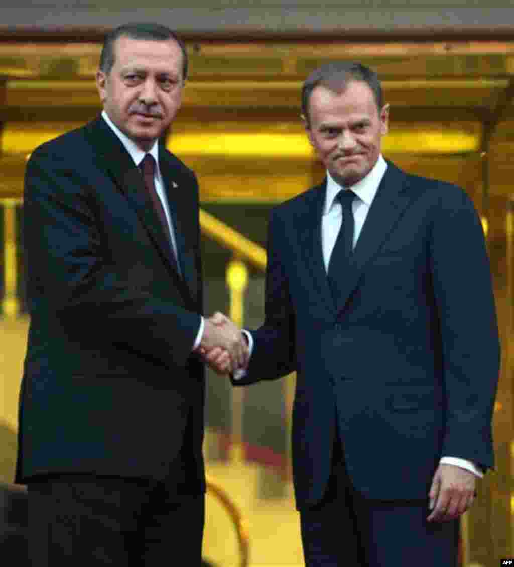 Poland's Prime Minister Donald Tusk, right, and his Turkish counterpart Recep Tayyip Erdogan pose for cameras before their meeting in Ankara, Turkey, Wednesday, Dec. 8, 2010. Tusk is in Turkey for a two-day official visit.(AP Photo/Burhan Ozbilici)