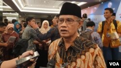 Ketua Umum PP Muhammadiyah Haedar Nashir berbicara kepada wartawan usai peringatan haul Nurcholis Madjid di Jakarta, Kamis (29/8/2019) malam. (VOA/Rio Tuasikal)