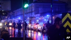 지난 1일 터키 이스탄불에서 발생한 총기테러 현장 주변에 구급차들이 서있다.