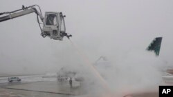 En Missouri el Lambert St. Louis International Airport, canceló al menos dos docenas de vuelos para este domingo, igual que el Kansas City International Airport, que postergó 30 vuelos.