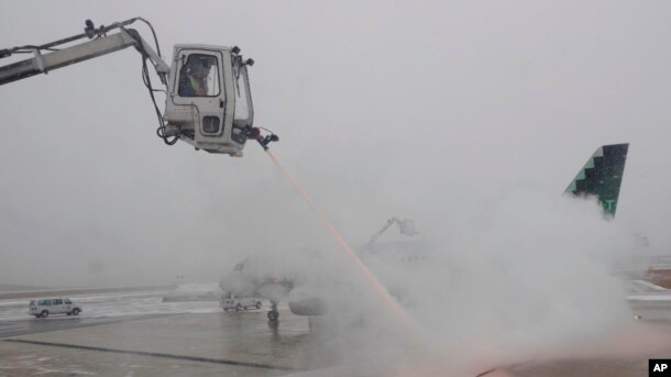 En Missouri el Lambert St. Louis International Airport, canceló al menos dos docenas de vuelos para este domingo, igual que el Kansas City International Airport, que postergó 30 vuelos.