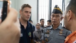 Warga Australia Matthew Norman, kiri, anggota kelompok "Bali Nine", berbicara dengan pejabat Indonesia di penjara Kerobokan di Bali, 6 Desember 2024.