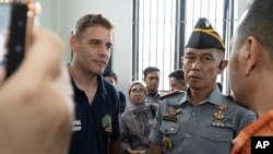 Warga Australia Matthew Norman, kiri, anggota kelompok "Bali Nine", berbicara dengan pejabat Indonesia di penjara Kerobokan di Bali, 6 Desember 2024.