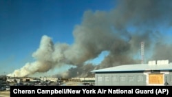 Esta fotografia, cedida pela Guarda Nacional Aérea de Nova Iorque, mostra o fumo dos incêndios em Pine Barrens, ao largo da Sunrise Highway, em Long Island, Nova Iorque, a 8 de março de 2025.