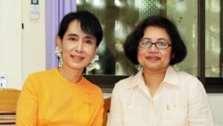 Aung San Suu Kyi with VOA Burmese Service reporter Khin Soe Win