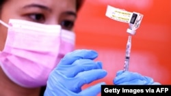 Une infirmière prépare une dose du vaccin COVID-19 de Pfizer dans une clinique, le 29 juillet 2021, à Wilmington, en Californie.