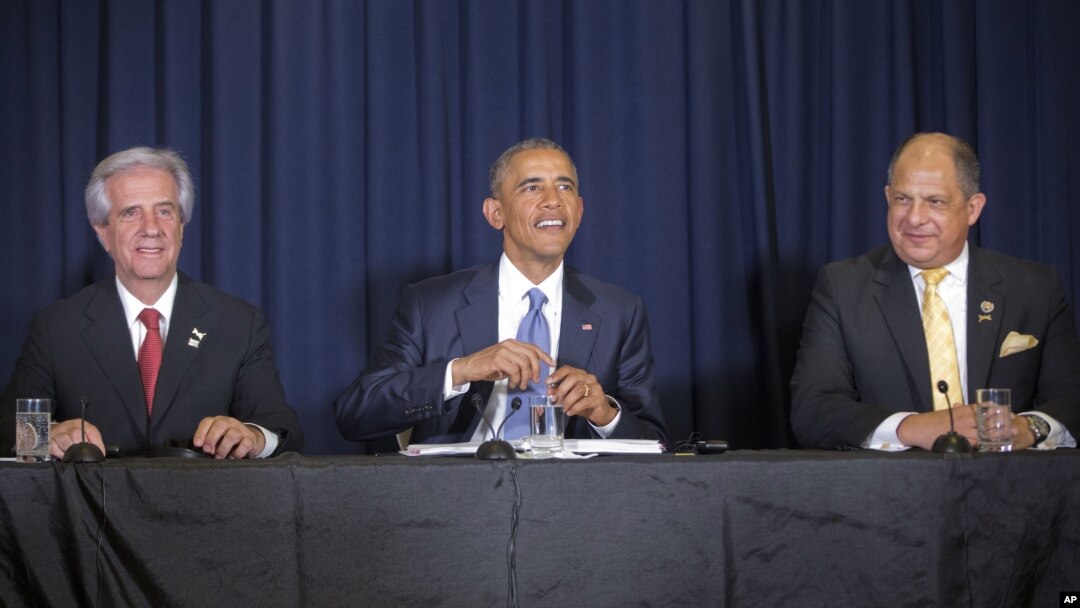 Tổng thống Mỹ Barack Obama (giữa), Tổng thống Costa Rica Luis Guillermo Solis (phải) và Tổng thống Uruguay Tabare Vazquez tại hội nghị bàn tròn với các Nhà lãnh đạo Xã hội Dân sự ở Panama City, Panama, ngày 10/4/2015.