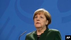 La chancelière allemande Angela Merkel donne un discours après une réunion à Berlin, Allemagne, le 30 janvier 2017. 