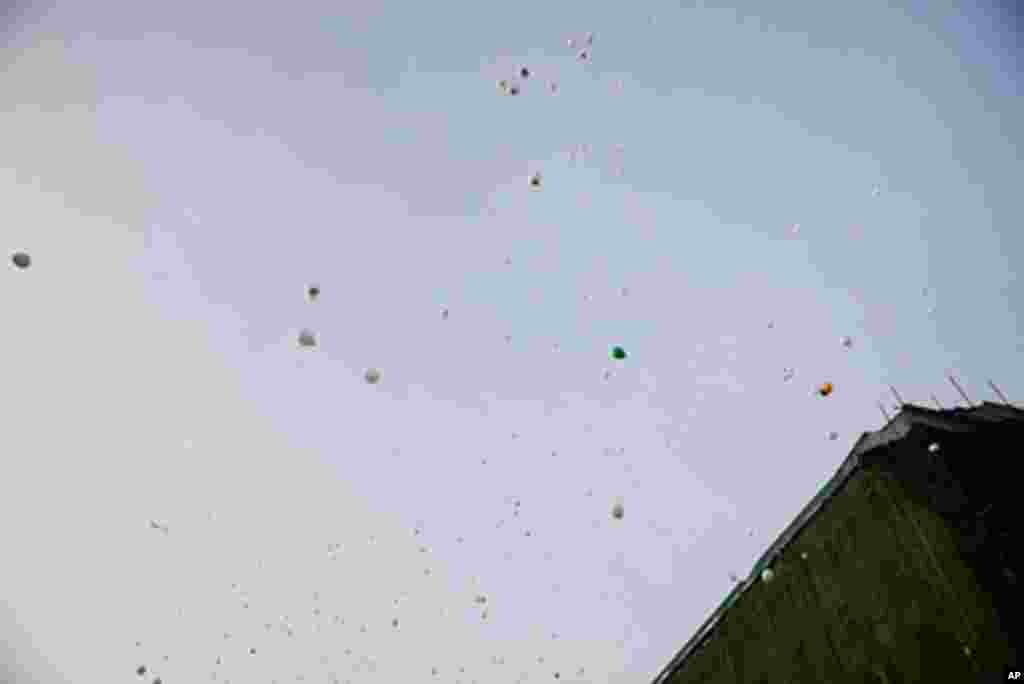 When the rally ended, protesters released white balloons into the air, February 4, 2012. (VOA - Y. Weeks)