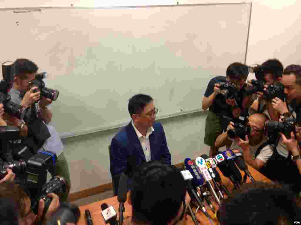 香港自由党周永勤揭受威胁弃选立法会内幕(美国之音海彦拍摄)