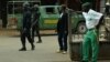 Des policiers sont en état d'alerte à Bamenda, Cameroun, le 22 février 2018.