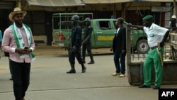 Des policiers sont en état d'alerte à Bamenda, Cameroun, le 22 février 2018.