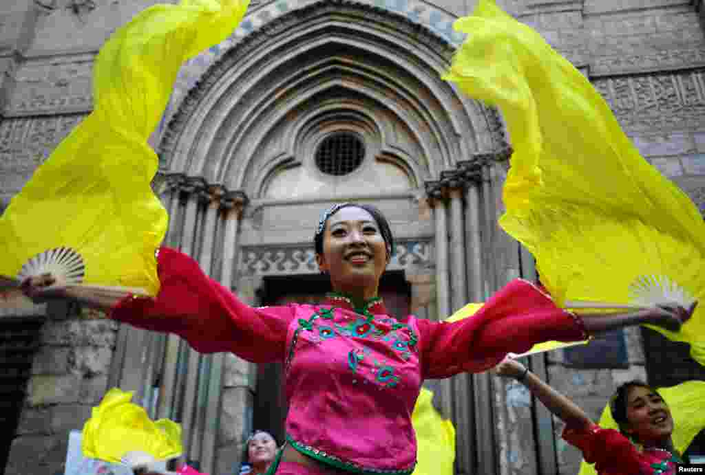 Des danseurs chinois montrent les danses folkloriques lors du festival africano-chinois organisé par le ministère du tourisme, au Caire, Egypte, le 25 juillet 2016.