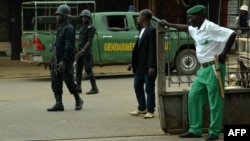 Des policiers à Bamenda, Cameroun, le 22 février 2018.