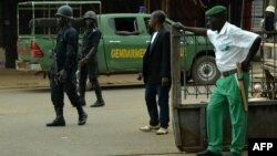 Des policiers sont en état d'alerte à Bamenda, Cameroun, le 22 février 2018.