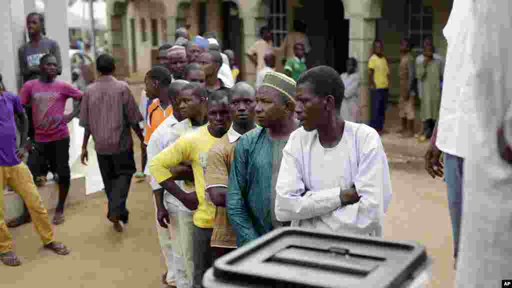 Des électeurs nigérians, en file, attendent de voter samedi 28 mars 2015. &nbsp;