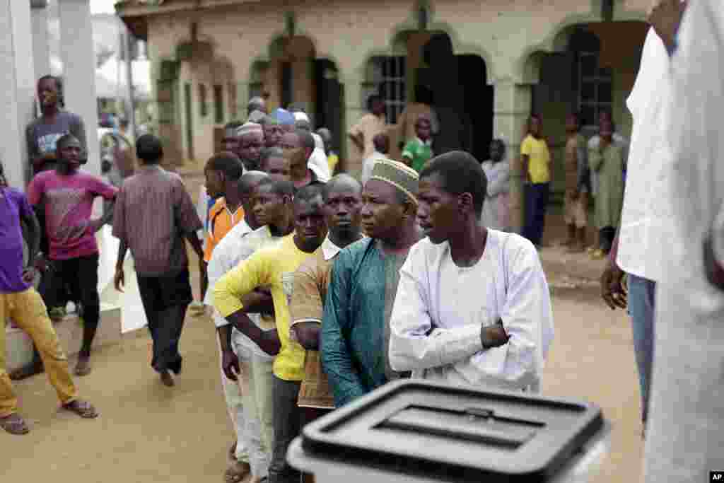 Nigerians wait to register before voting in Jere, some 60 kilometers (40 miles) from the capital Abuja, Nigeria, March 28, 2015. 