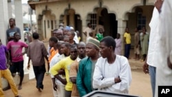 Des électeurs attendant de voter samedi à Jere, à 60 km d'Abuja