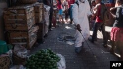 Pulvérisation de désinfectant lors du nettoyage du marché d'Anosibe, l'un des quartiers les plus insalubres d'Antananarivo, à Madagascar, le 10 octobre 2017. (Photo: RIJASOLO/AFP)