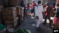 Nettoyage du marché d’Anosibe l’un des quartiers d’Antananarivo à Madagascar le 10 octobre 2017.