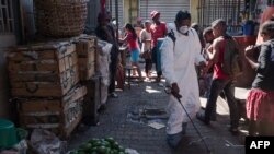 Un agent du service d’hygiène vaporise du désinfectant lors du nettoyage du marché d’Anosibe, dans le district d’Anosibe, l’un des quartiers les plus hostiles d’Antananarivo, le 10 octobre 2017.