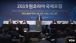 윌리엄 파커 미국 이스트웨스트 인스티튜트 회장이 14일 서울에서 열린 ‘2019 원 코리아 국제포럼’에서 연설했다.