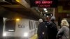 Pengendara menunggu kereta Bay Area Rapid Transit di San Francisco, Selasa, 25 Juni 2013. Beberapa orang menderita luka ringan dan layanan terganggu ketika kereta komuter tergelincir dan terbakar. (Foto: AP)