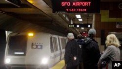 Pengendara menunggu kereta Bay Area Rapid Transit di San Francisco, Selasa, 25 Juni 2013. Beberapa orang menderita luka ringan dan layanan terganggu ketika kereta komuter tergelincir dan terbakar. (Foto: AP)