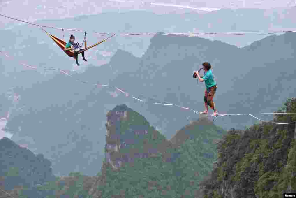 طناب بازی همزمان با نواختن موسیقی در میان کوههای تیانمن چین &nbsp;