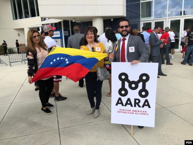 Exiliados venezolanos esperan discurso del presidente Donald Trump en la Universidad Internacional de Florida, el lunes 18 de febrero de 2019.
