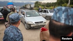 Izbjeglice iz Nagorno-Karabaha stižu u pogranično selo Kornidzor u Jermeniji (Foto: REUTERS/Irakli Gedenidze)