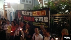 资料照片：2016年10月20日晚，香港市民支援爱国民主运动联合会在中国中央政府驻港机构中联办正门外，举行纪念“六四”一万日的烛光悼念活动。