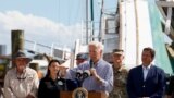 El presidente Joe Biden habla sobre la destrucción causada por el huracán Ian durante su visita a Fisherman's Wharf acompañado por la primera dama, Jill Biden, y el gobernador de Florida, Ron DeSantis (der), en Fort Myers Beach, Florida , EEUU, el 5 de octubre de 2022.