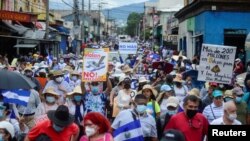 La gente participa en una protesta contra el presidente de El Salvador, Nayib Bukele, en San Salvador, El Salvador, el 15 de septiembre de 2022.