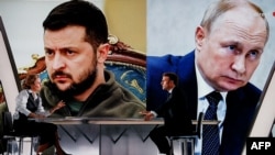 Serokomarê Fransa Emmanuel di axife, li ber wêneyên Serokê Rûsya Vladimir Putin û yê Ukrayna Volodymyr Zelenskyy (Arşîv)