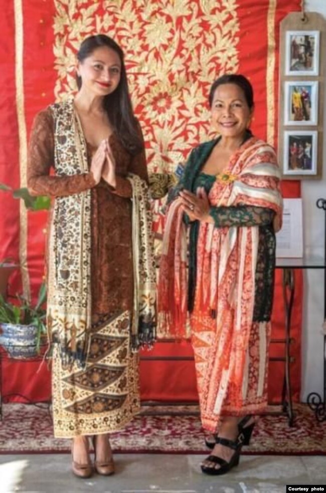 Stacy Stube mengenakan kebaya panjang hasil belajar dari Nuri Auger dengan hibah Dewan Kesenian Negara Bagian Maryland