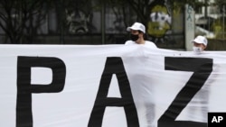 Excombatientes de las disueltas FARC y activistas sociales participan en una marcha para exigir que el gobierno garantice su derecho a la vida y el cumplimiento del acuerdo de paz de 2016, en Bogotá, el 1 de noviembre de 2020. 