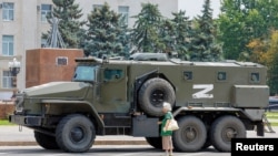 Архивное фото: российский бронеавтомобиль припарковался рядом со зданием Херсонского областного совета в оккупированном Херсоне, Украина, 25 июля 2022 года.