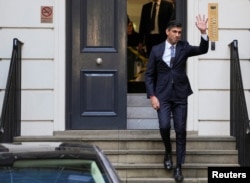 New leader of the Britain's Conservative Party Rishi Sunak walks outside the Conservative Campaign Headquarters, in London, Oct. 24, 2022. (REUTERS/Maja Smiejkowska)