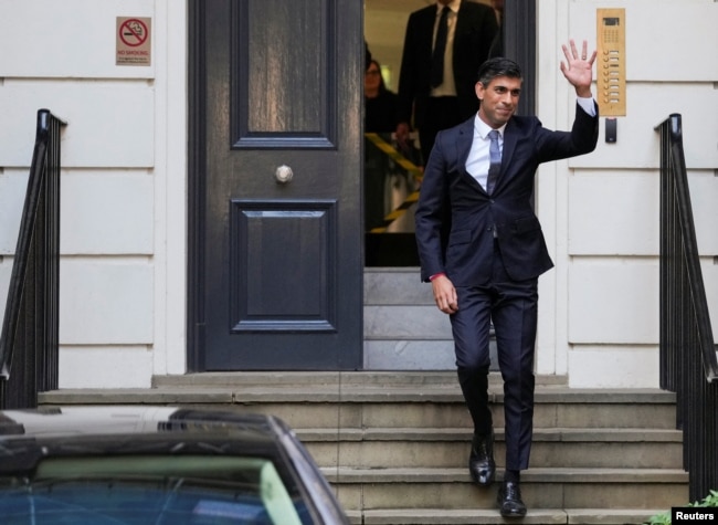 New leader of the Britain's Conservative Party Rishi Sunak walks outside the Conservative Campaign Headquarters, in London, Oct. 24, 2022. (REUTERS/Maja Smiejkowska)